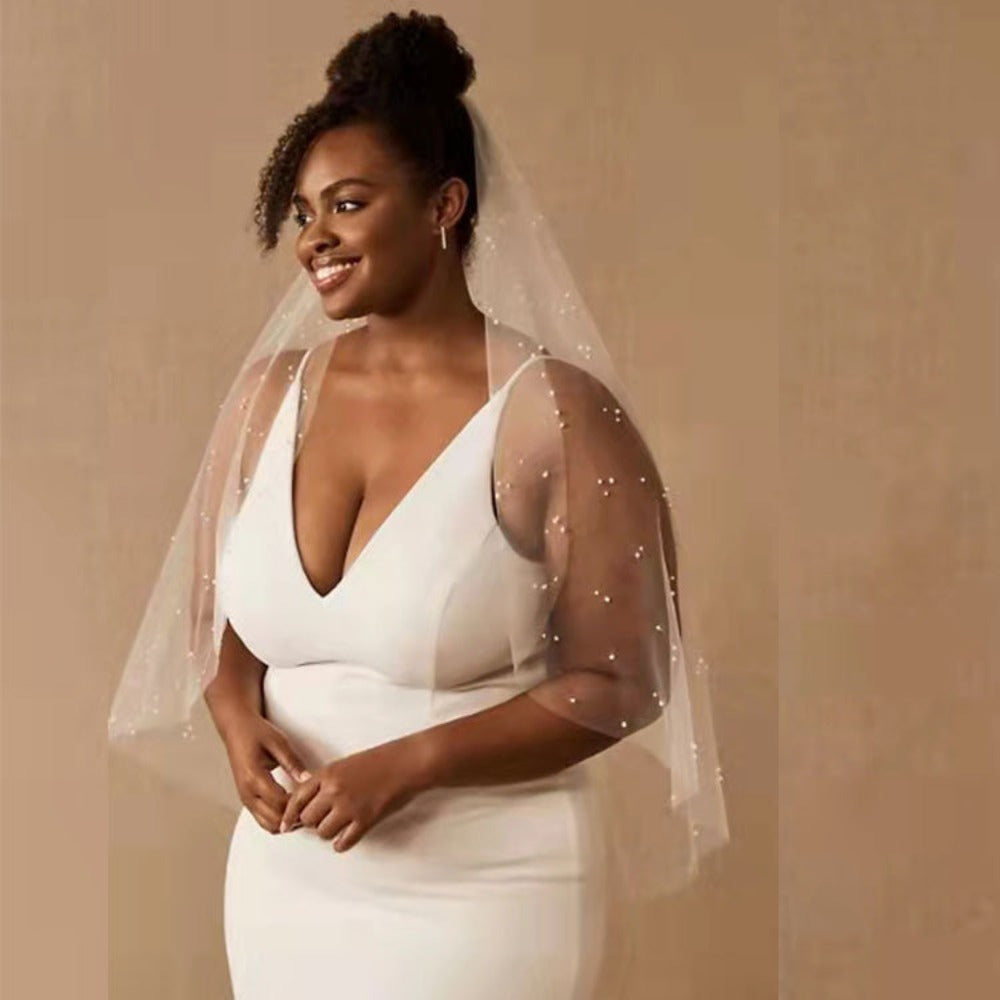 A fashionable white bridal veil fairy beaded single-layer pearl bridal veil wedding dress with accessories is suitable for wedding banquets, showing your confidence and beauty.